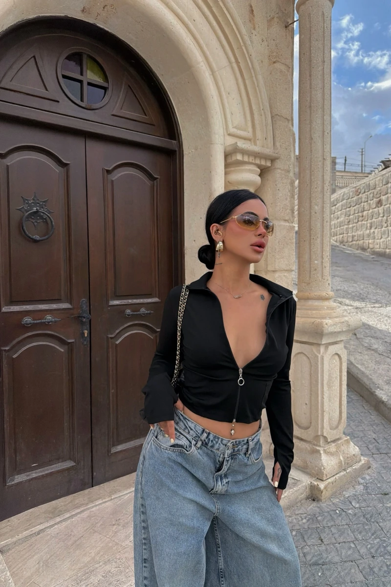 Siyah Fermuarlı Dik Yaka Crop