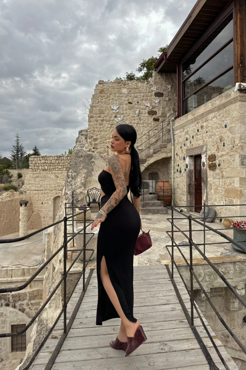 Siyah Göğüs Aksesuarlı Maxi Elbise