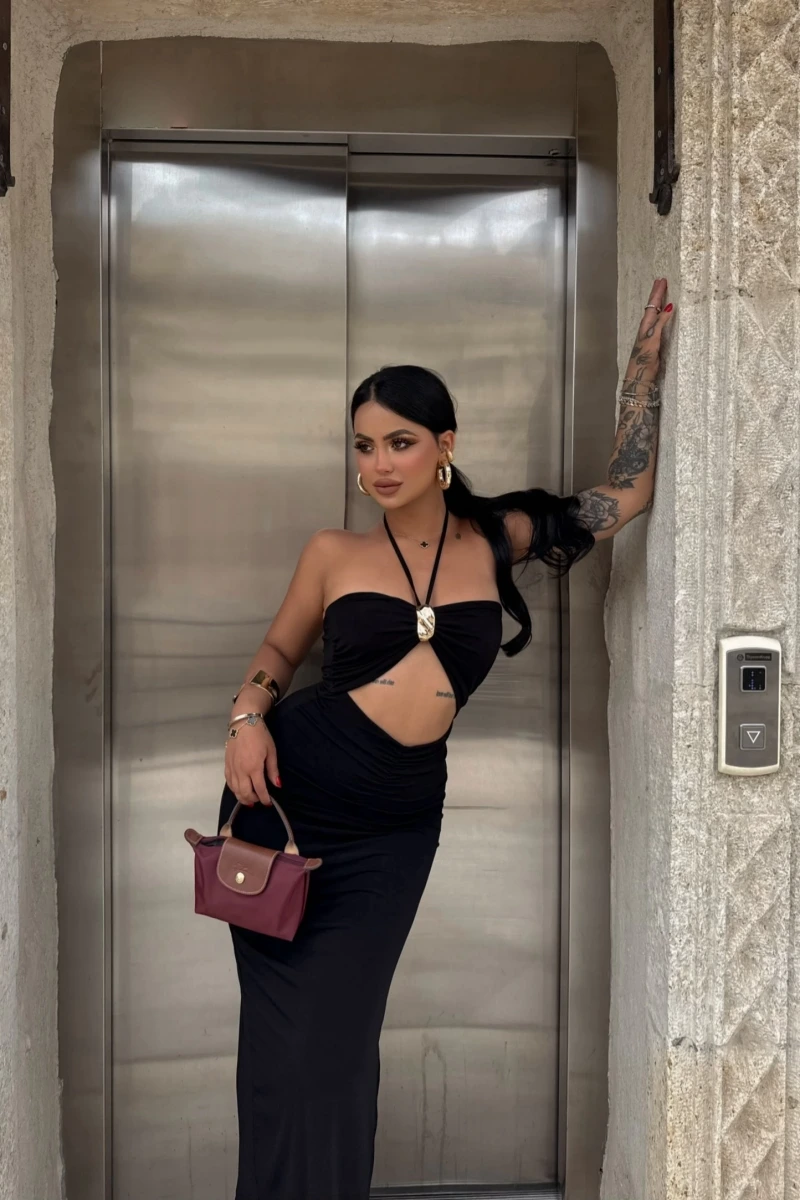 Siyah Göğüs Aksesuarlı Maxi Elbise