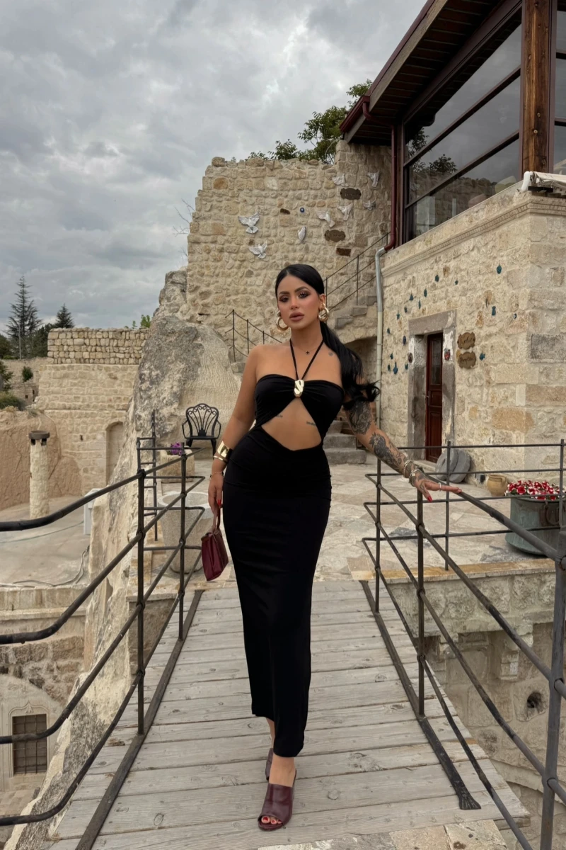 Siyah Göğüs Aksesuarlı Maxi Elbise