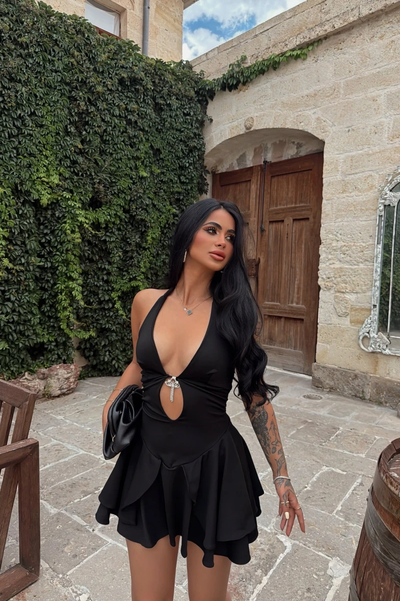 Siyah Göğüs Aksesuarlı Volanlı Elbise