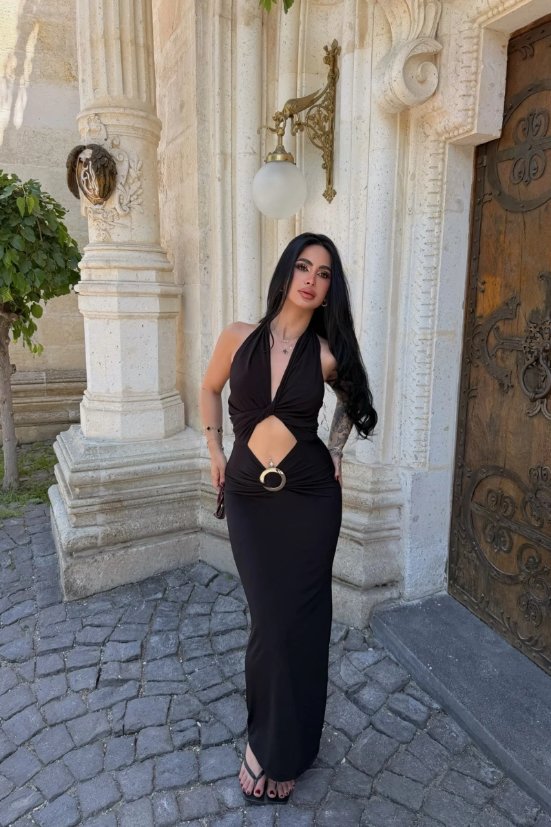 Siyah Göğüs Burgulu Aksesuarlı Elbise