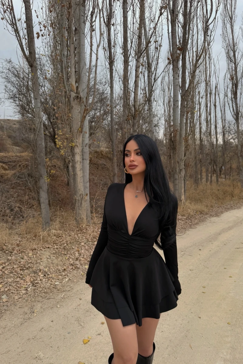 Siyah Göğüs Drapeli Şortlu Elbise