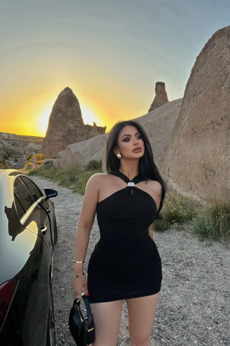 Siyah Göğüs Tokalı Sandy Elbise