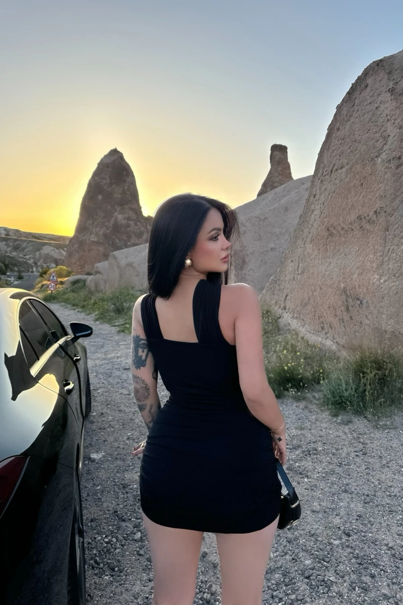 Siyah Göğüs Tokalı Sandy Elbise