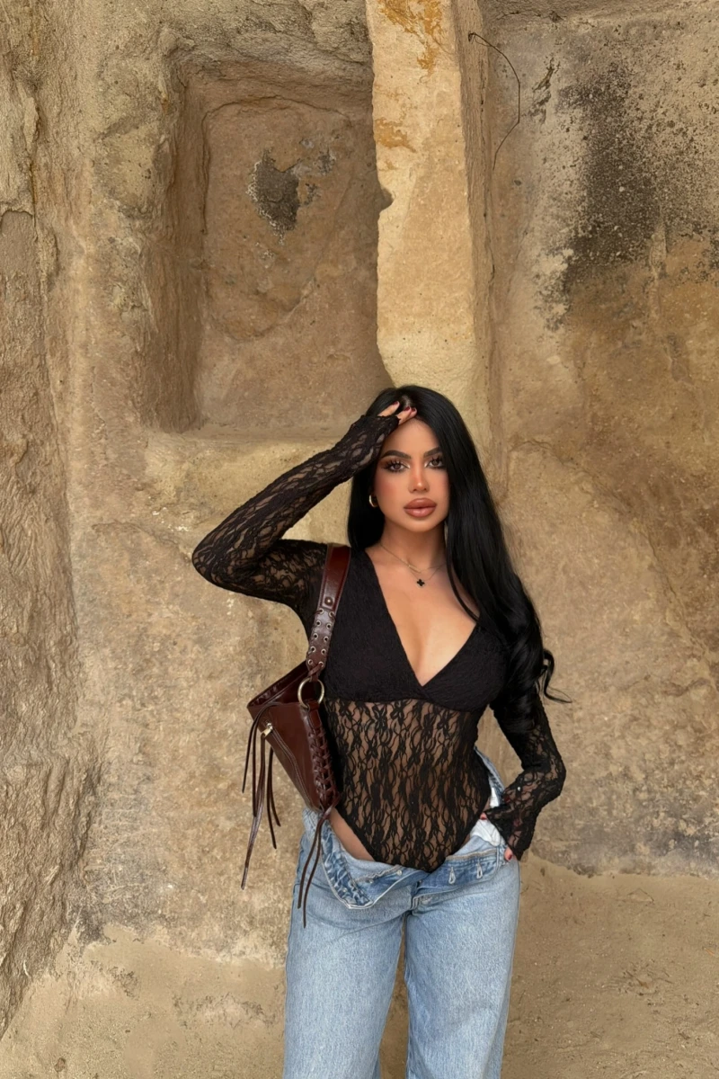 Siyah İçi Astarlı Güpürlü Bodysuit