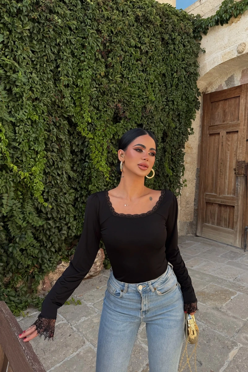 Siyah Kare Yaka Dantel Detaylı Bluz