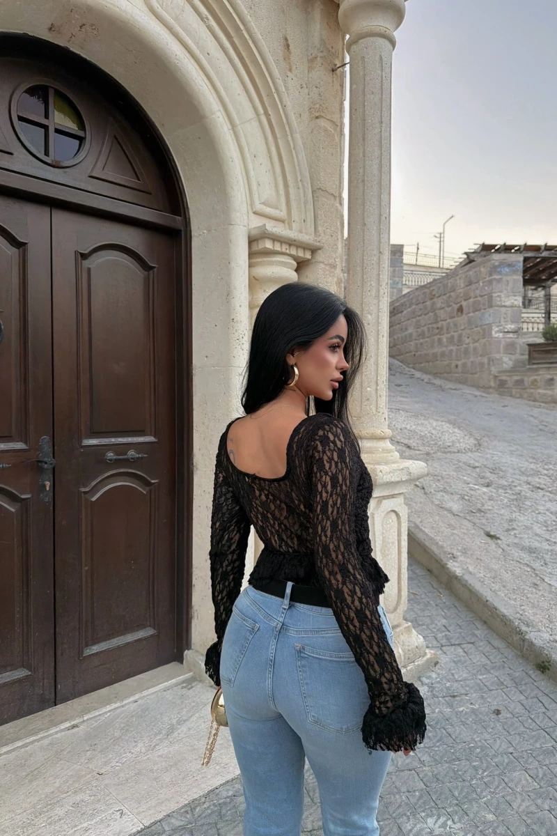 Siyah Kare Yaka Güpürlü Peplum Bluz