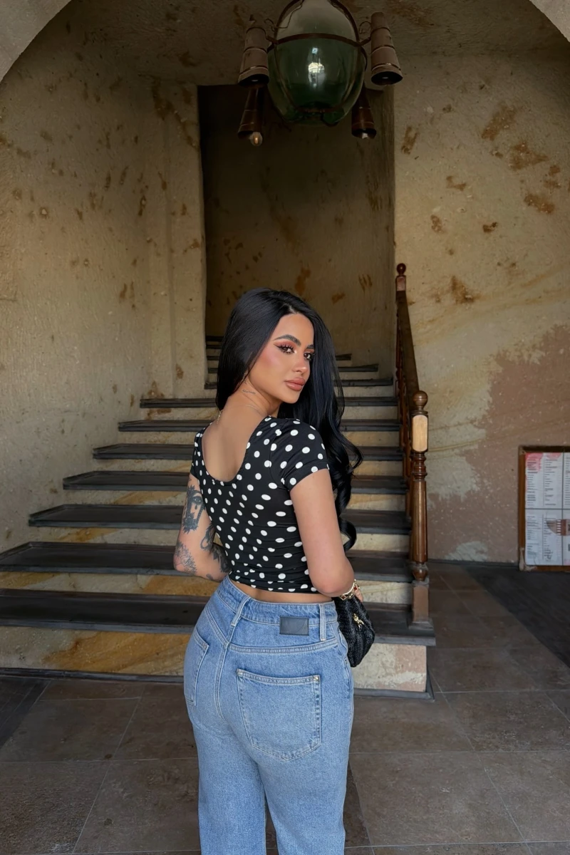 Siyah Kare Yaka Puantiyeli Bluz