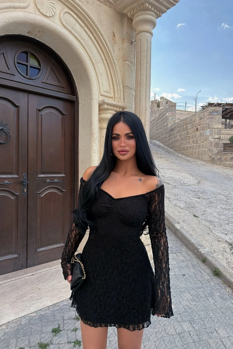 Siyah Kayık Yaka Güpürlü Elbise