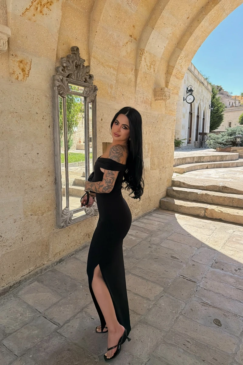 Siyah Kayık Yaka Maxi Elbise