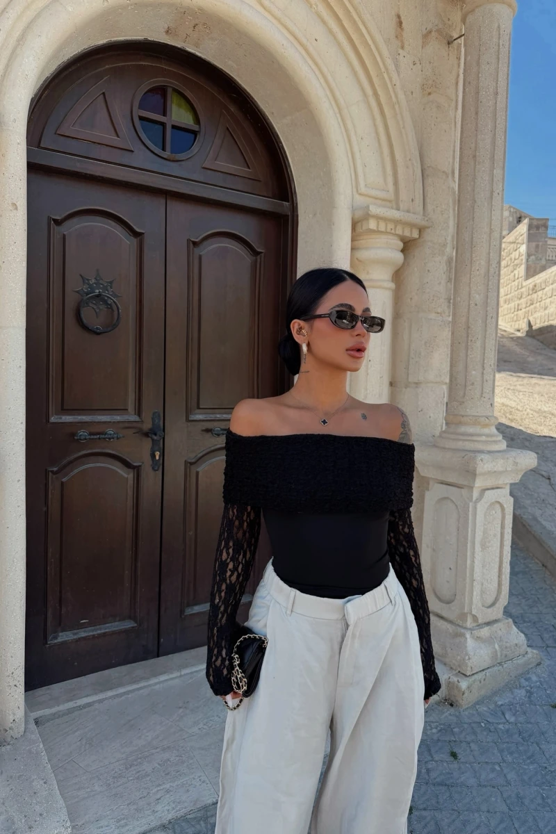 Siyah Kol ve Yaka Güpürlü Bluz