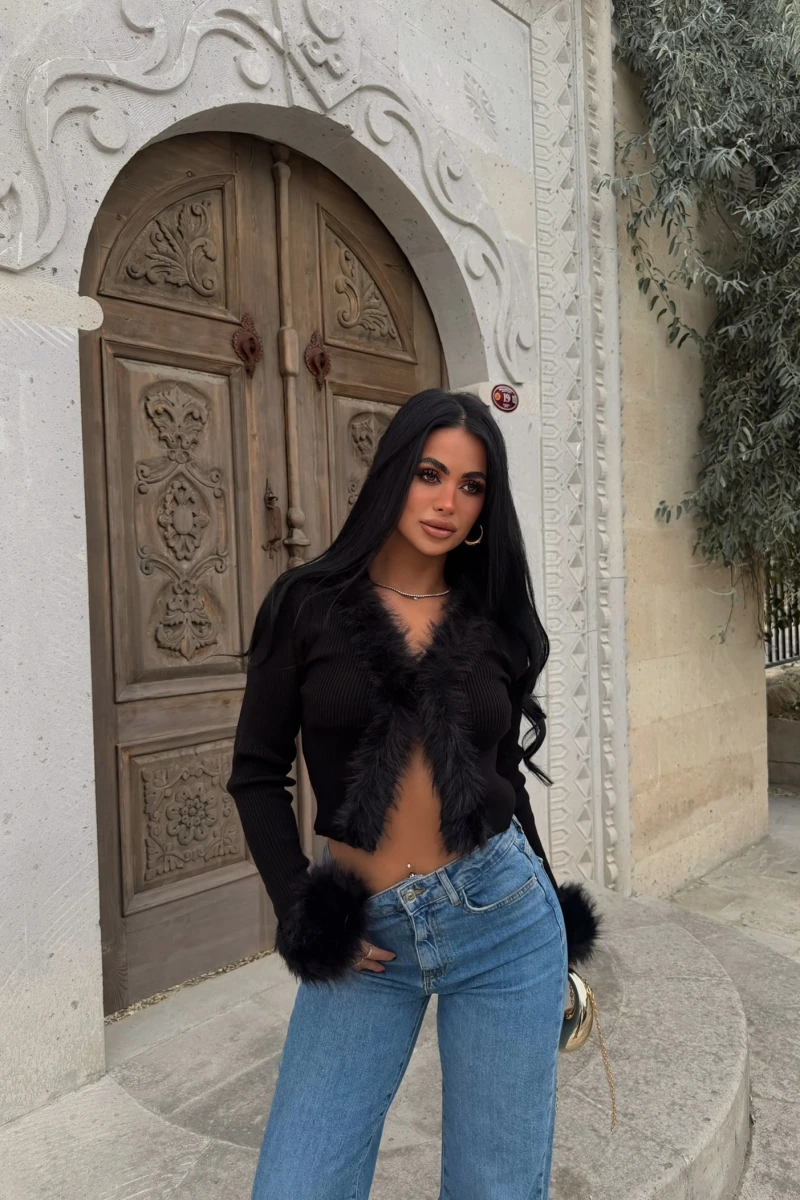 Siyah Kürk Detaylı Triko Hırka