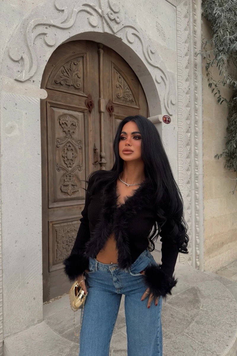 Siyah Kürk Detaylı Triko Hırka