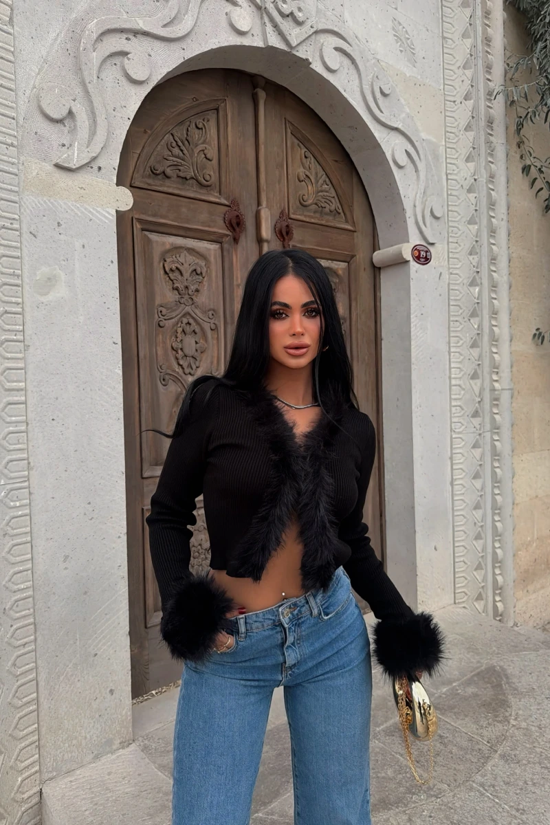 Siyah Kürk Detaylı Triko Hırka