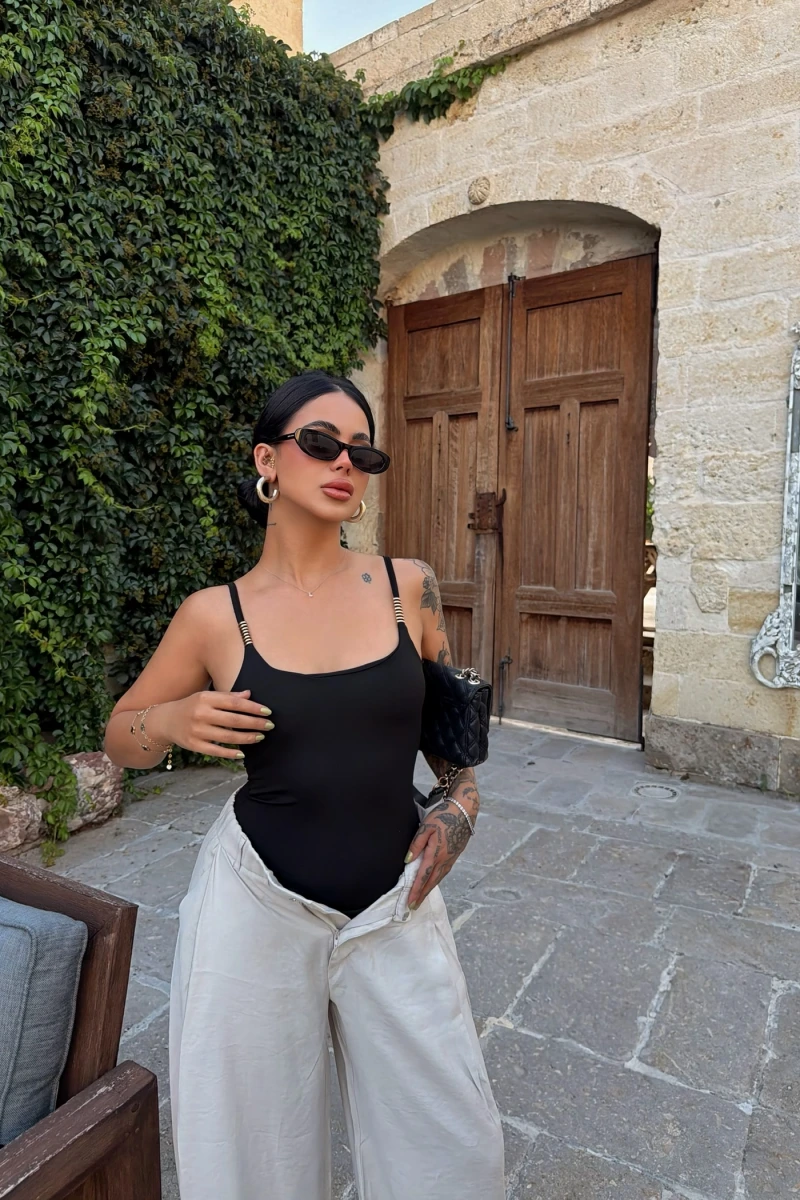 Siyah Metal Aksesuarlı Bodysuit
