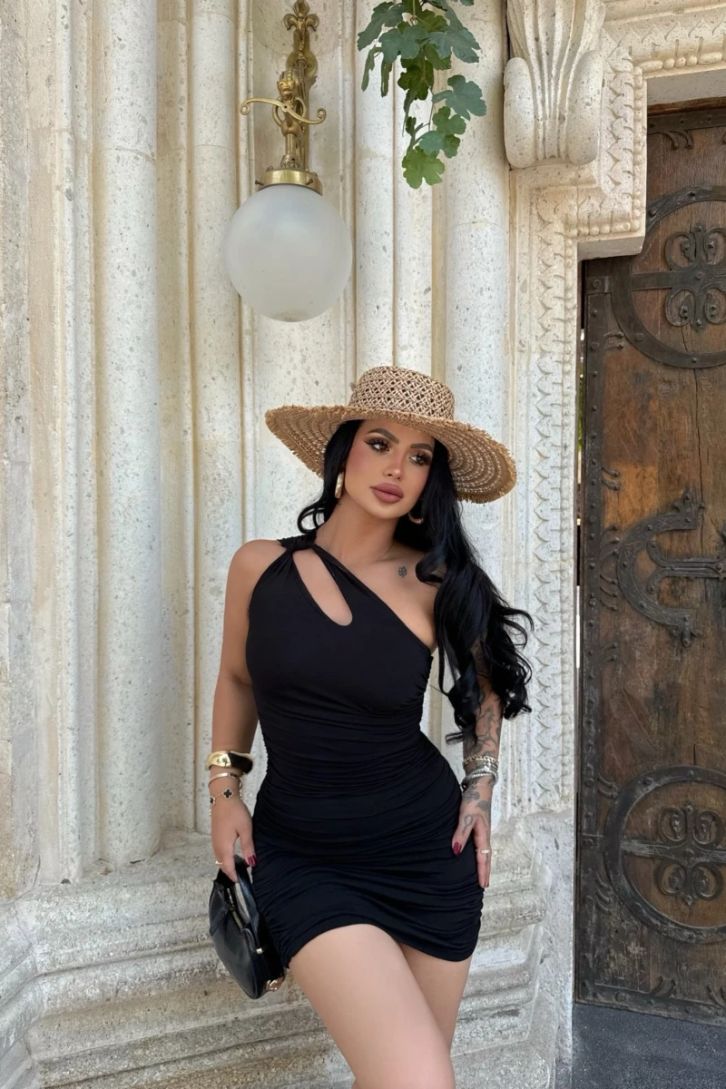 Siyah Omuz Burgulu Elbise