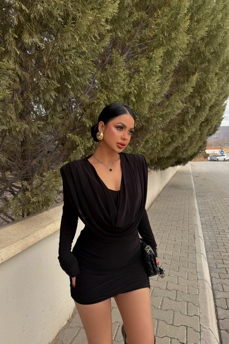 Siyah Omuz Vatkalı Degaje Elbise