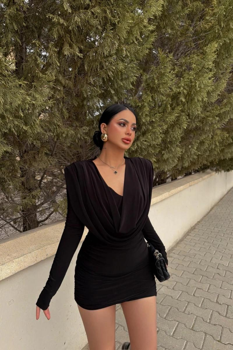 Siyah Omuz Vatkalı Degaje Elbise