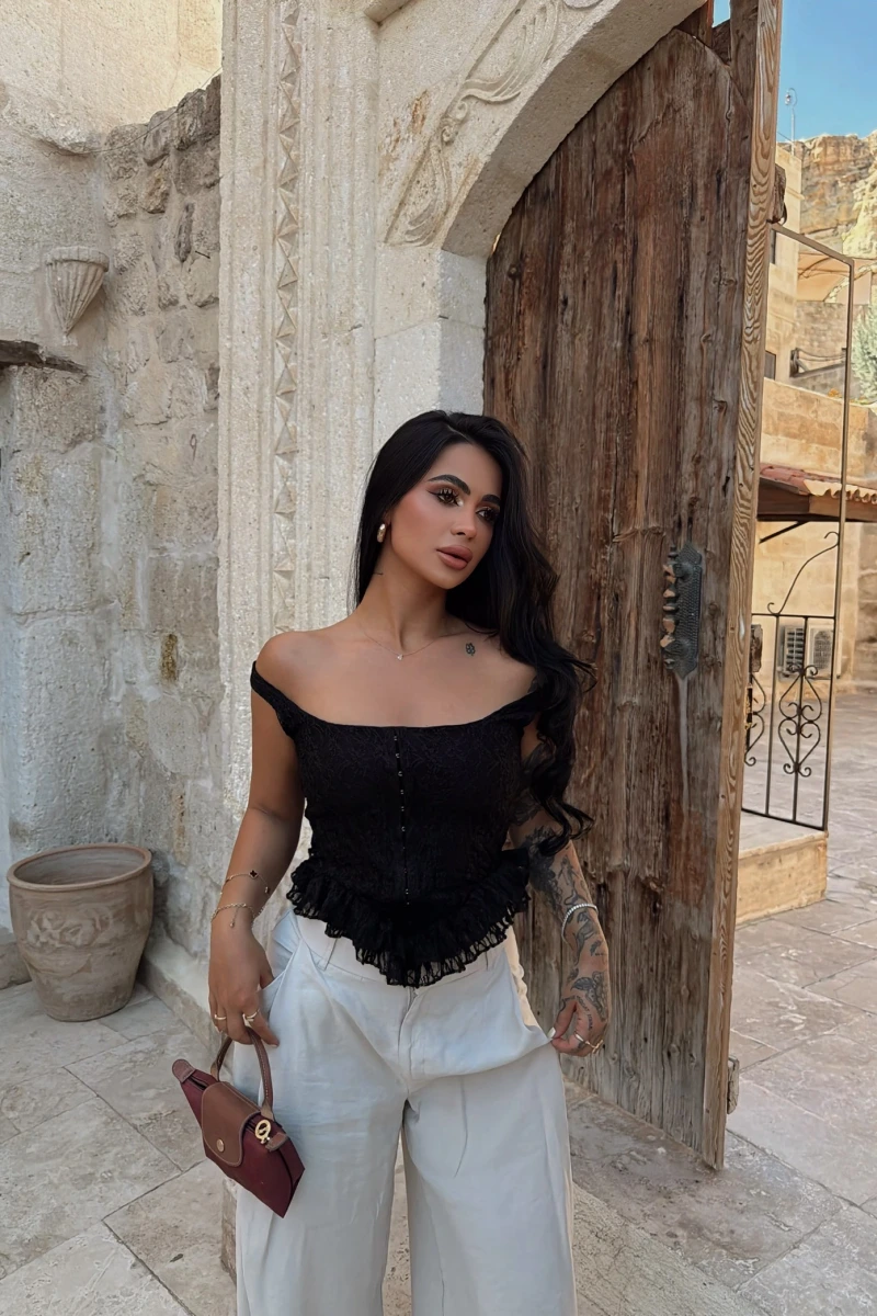 Siyah Önü Kancalı Güpürlü Büstiyer