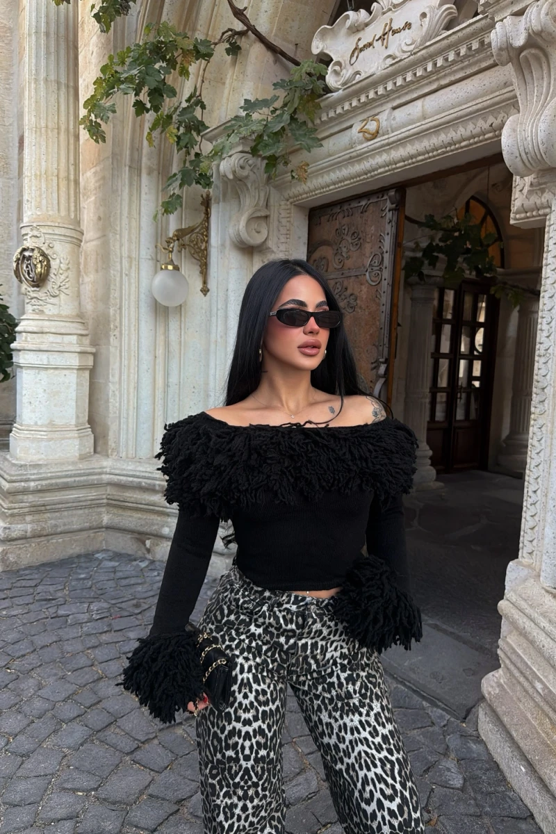 Siyah Püsküllü Crop Kazak