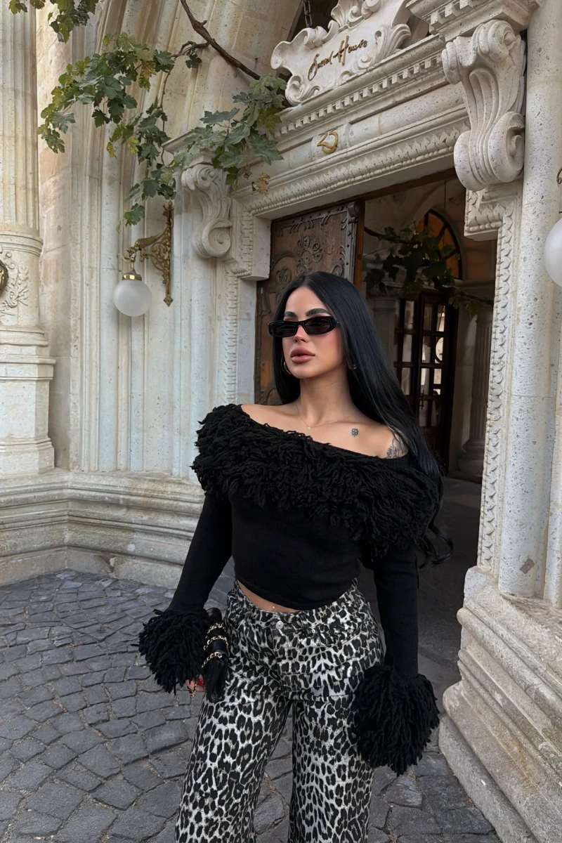 Siyah Püsküllü Crop Kazak