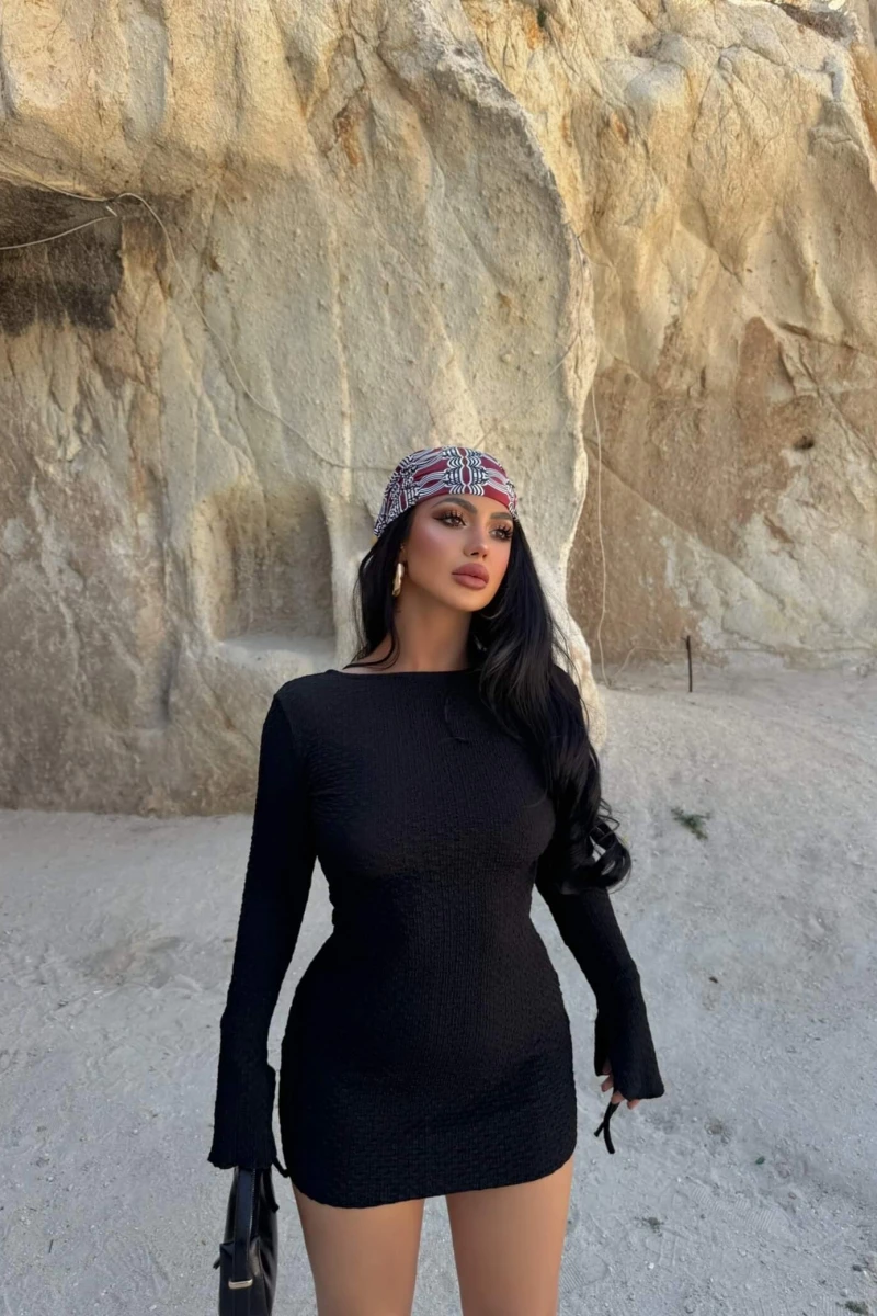Siyah Sırt Açık Gofre Elbise