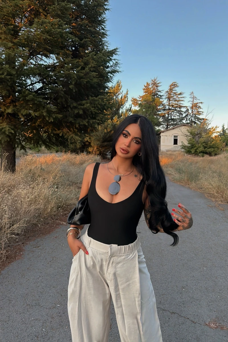 Siyah Sırt Açık V Bodysuit