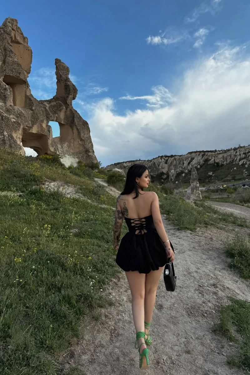 Siyah Sırt Bağlamalı Straplez Elbise