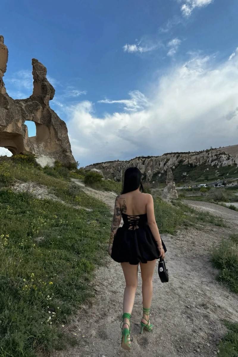 Siyah Sırt Bağlamalı Straplez Elbise