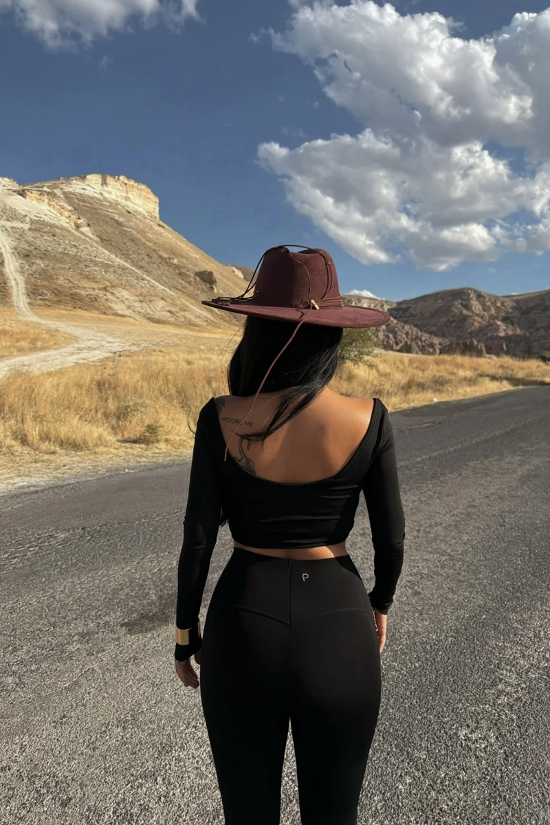 Siyah Sırt Dekolte Kare Yaka Crop