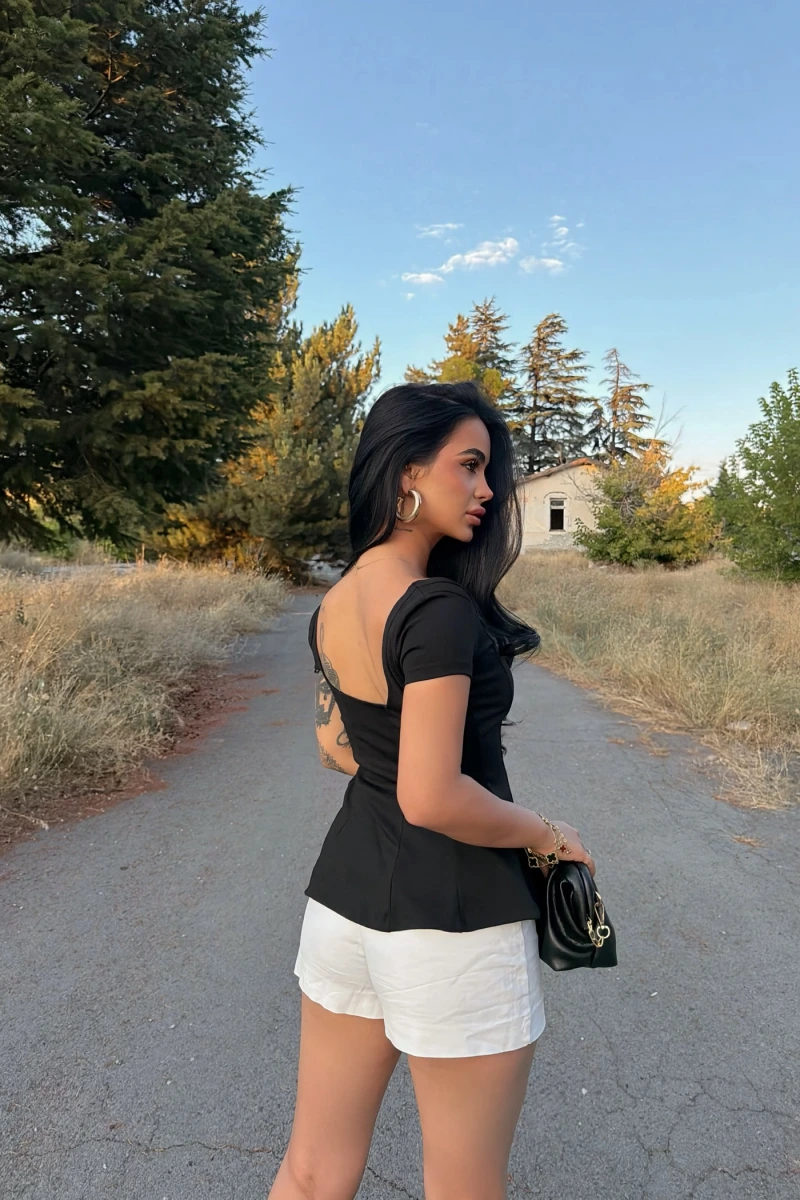 Siyah U Yaka Volanlı Crop