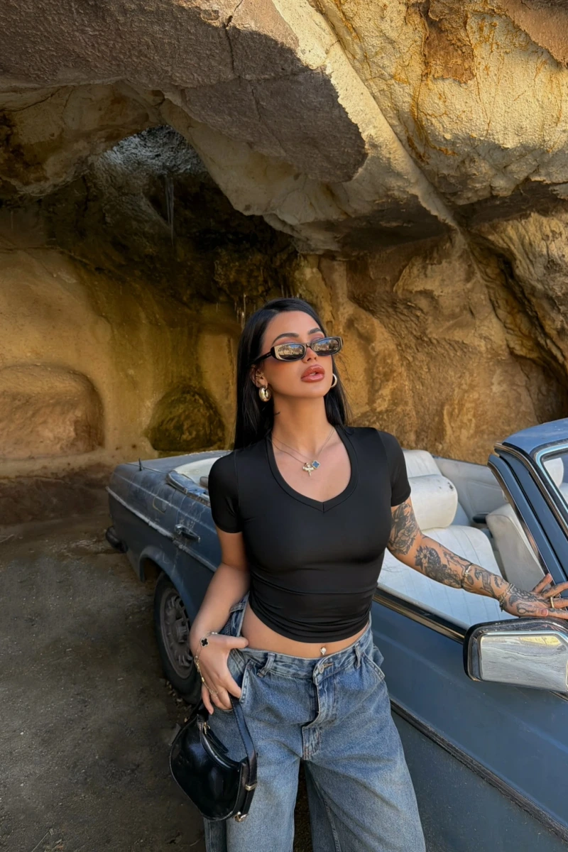 Siyah V Yaka Basic Crop