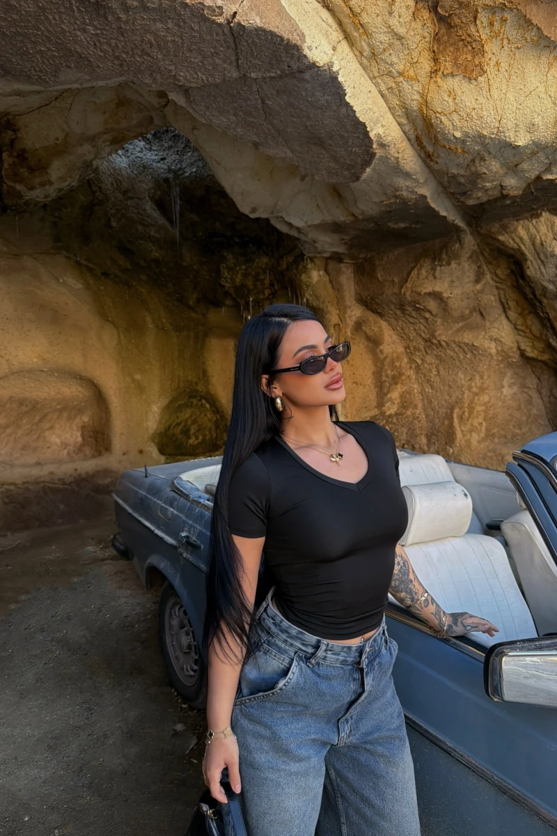 Siyah V Yaka Basic Crop