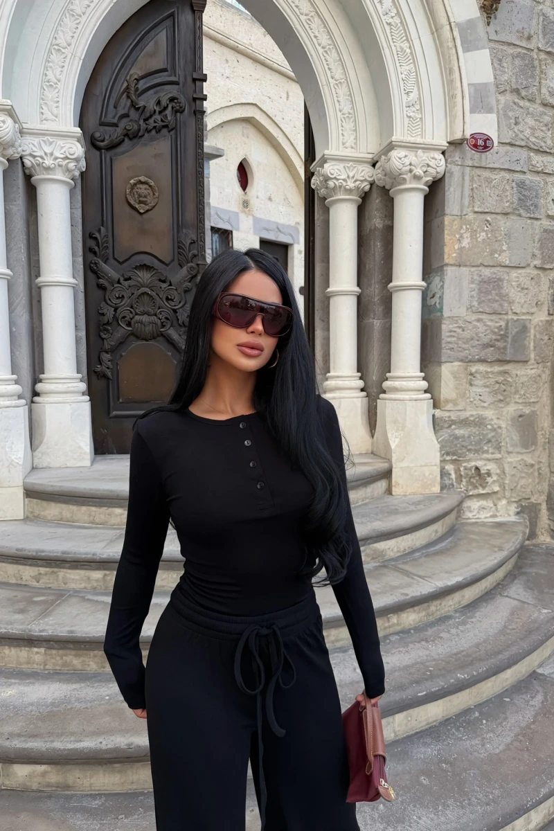 Siyah Yaka Düğmeli İkili Takım
