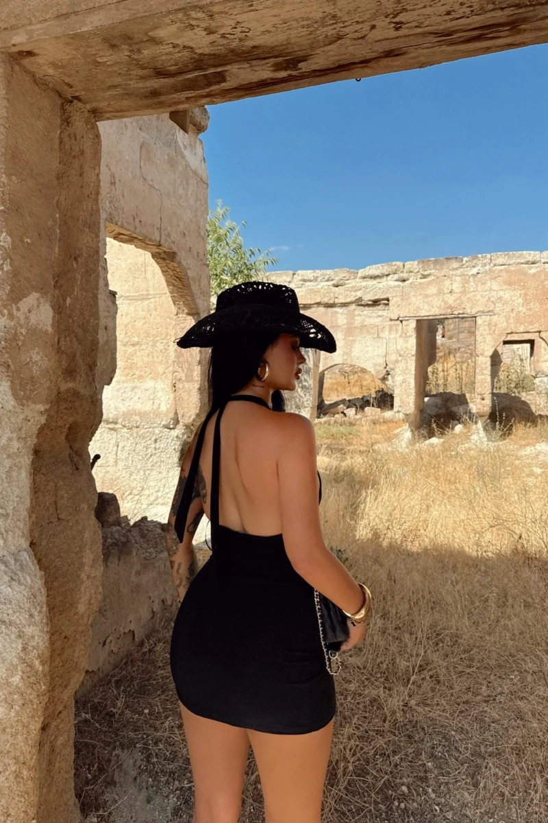 Siyah Yanı Tokalı Büzgülü Elbise