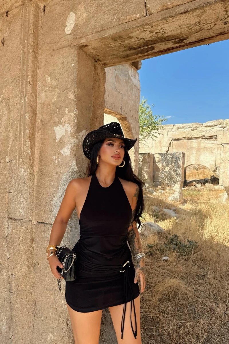 Siyah Yanı Tokalı Büzgülü Elbise