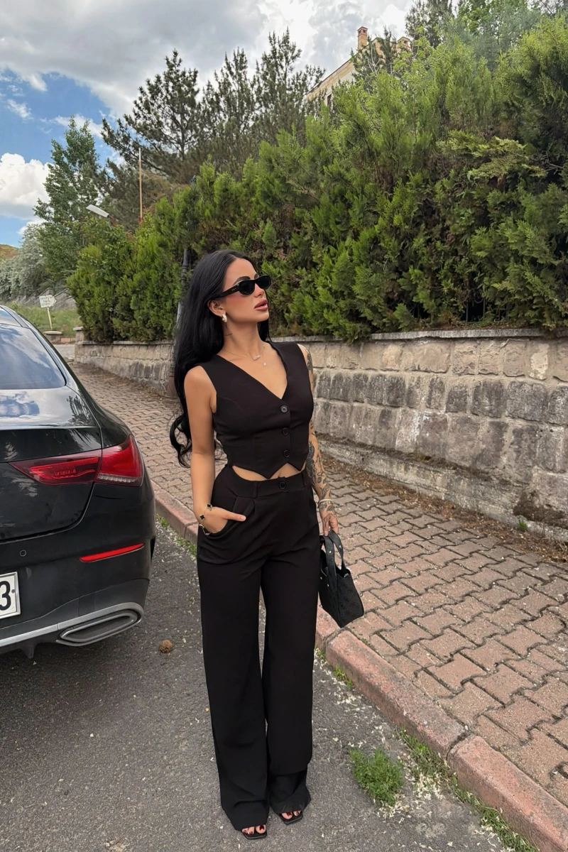 Siyah Yelekli Düğmeli İkili Takım