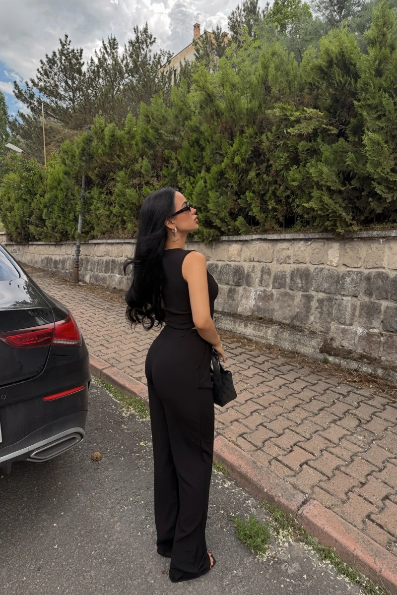 Siyah Yelekli Düğmeli İkili Takım