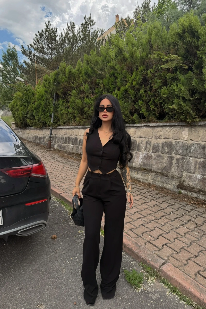 Siyah Yelekli Düğmeli İkili Takım