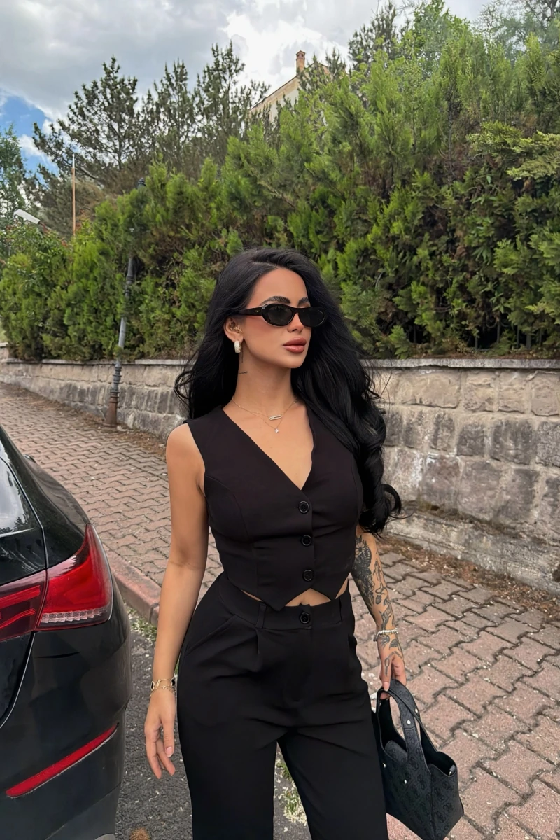 Siyah Yelekli Düğmeli İkili Takım