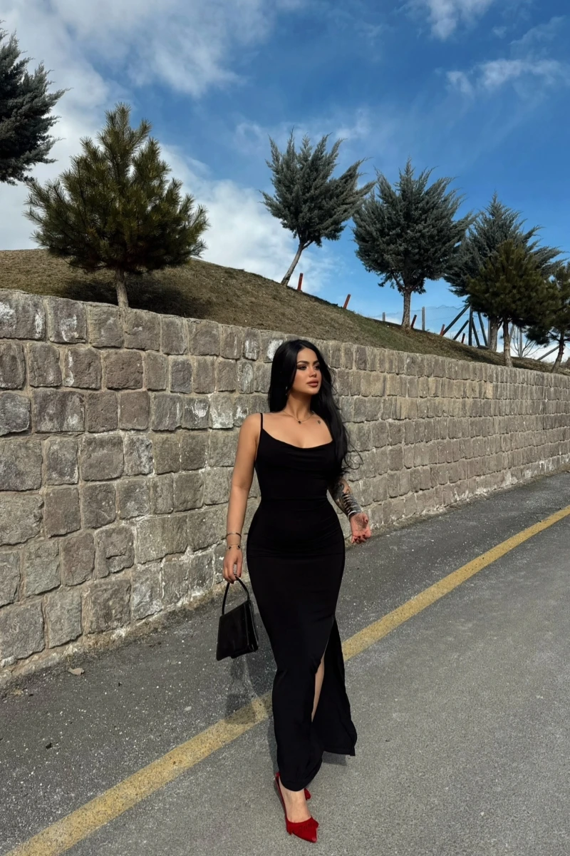 Siyah Yırtmaçlı Degaje Yaka Elbise