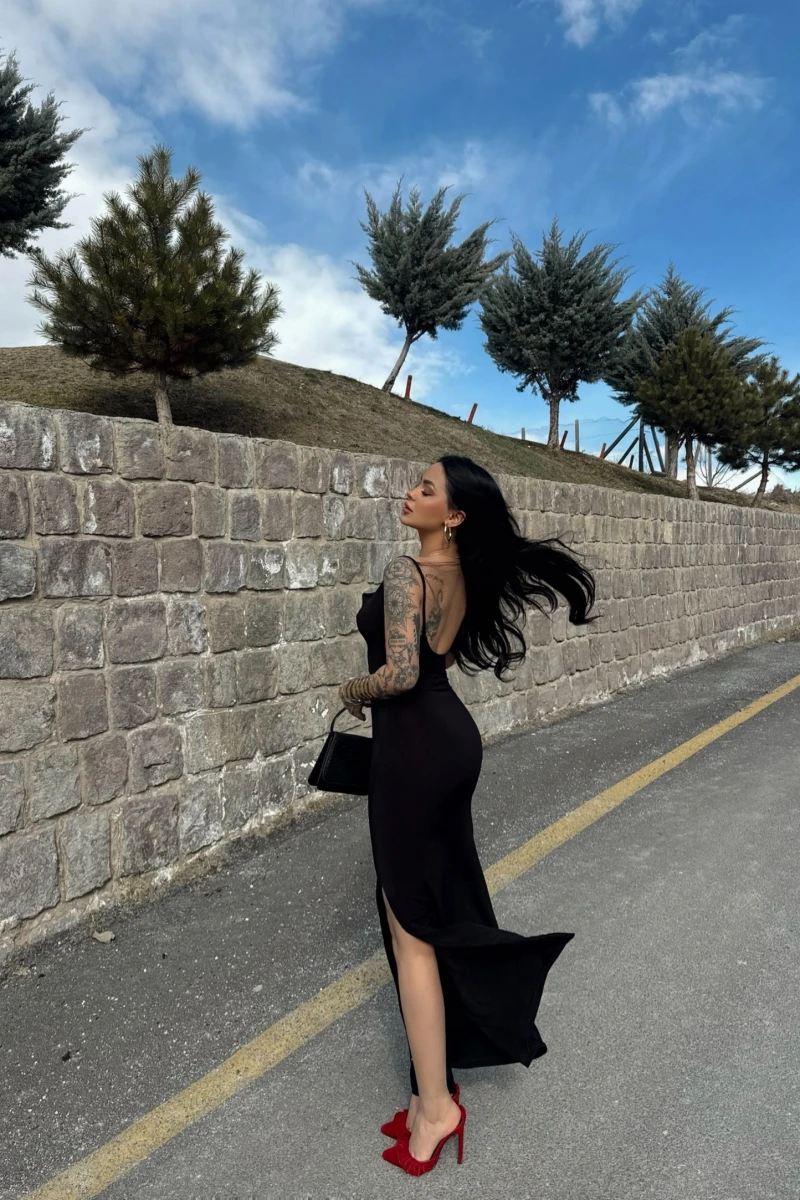 Siyah Yırtmaçlı Degaje Yaka Elbise