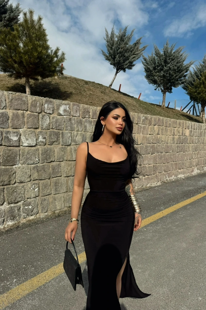 Siyah Yırtmaçlı Degaje Yaka Elbise