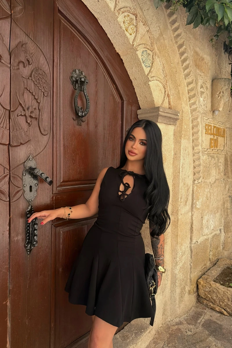 Yaka Bağcıklı Elbise