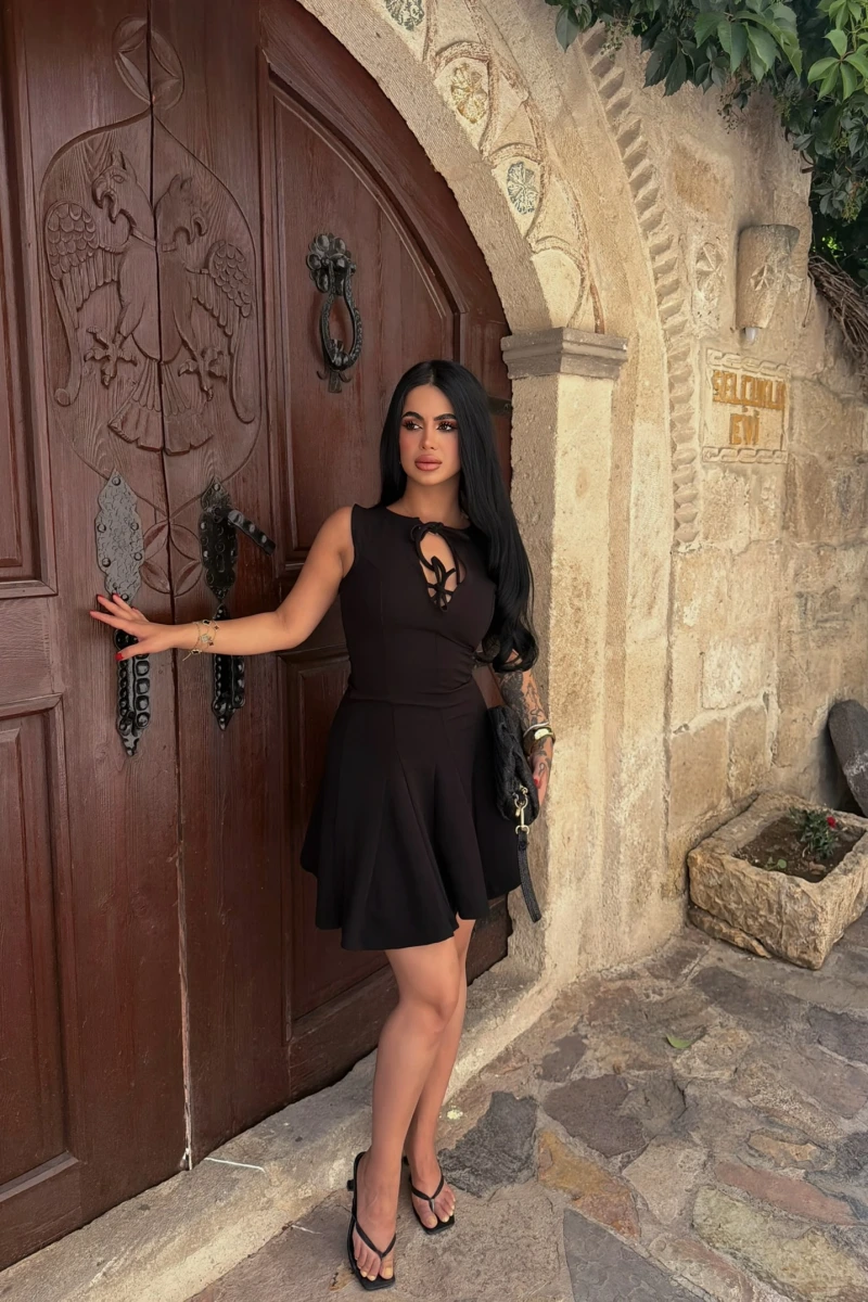 Yaka Bağcıklı Elbise