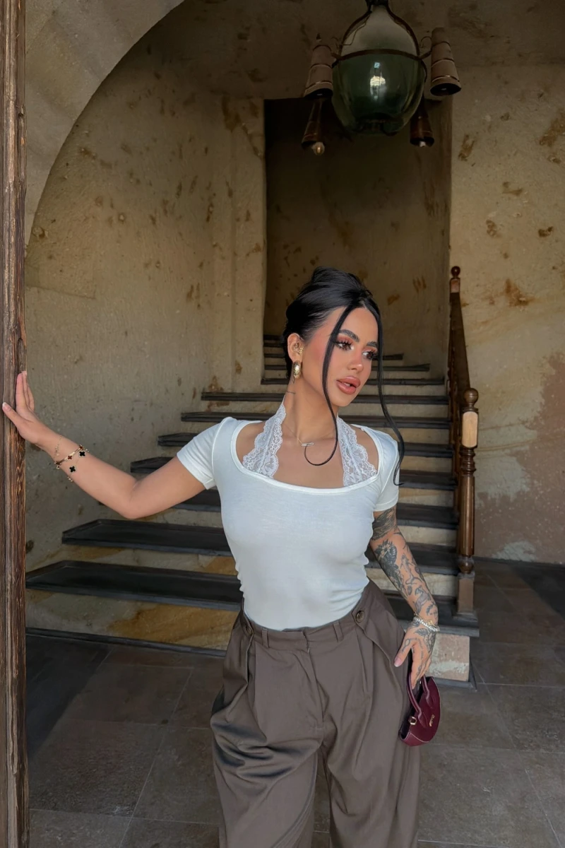 Beyaz Yaka Dantelli Halter Bluz