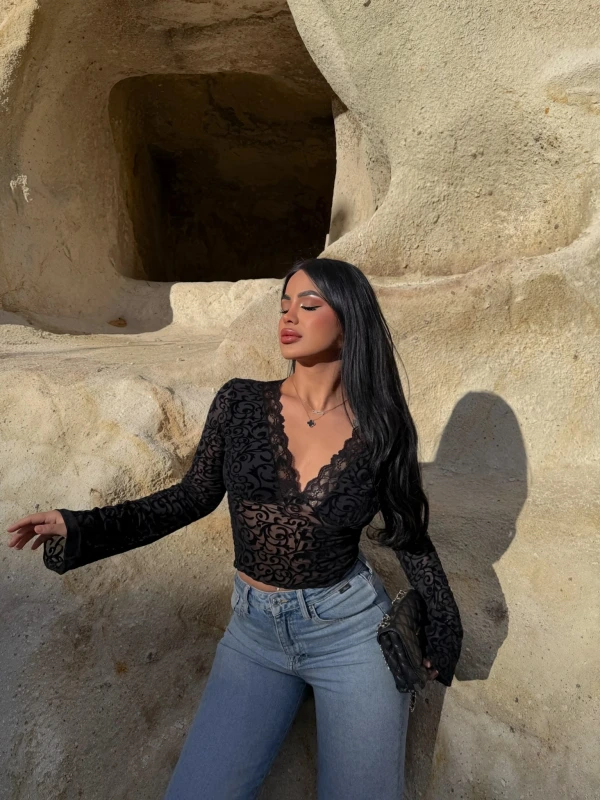 Siyah Noir Yaka Güpürlü Bluz