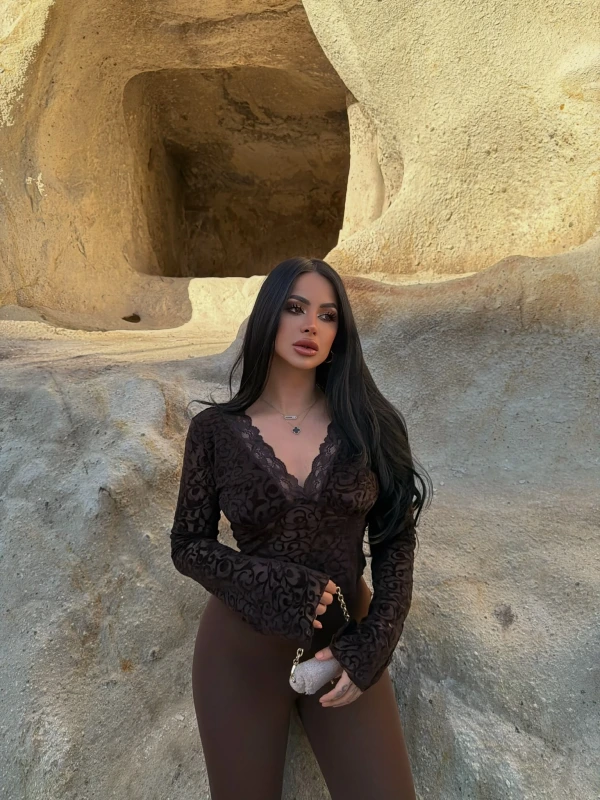 Kahve Noir Yaka Güpürlü Bluz