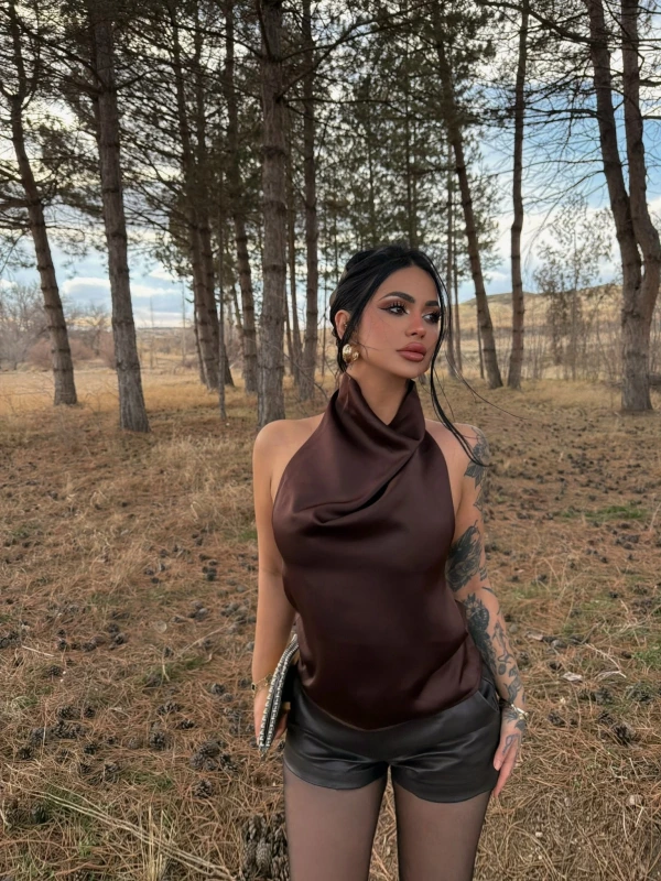 Kahve Boyundan Geçmeli Saten Bluz